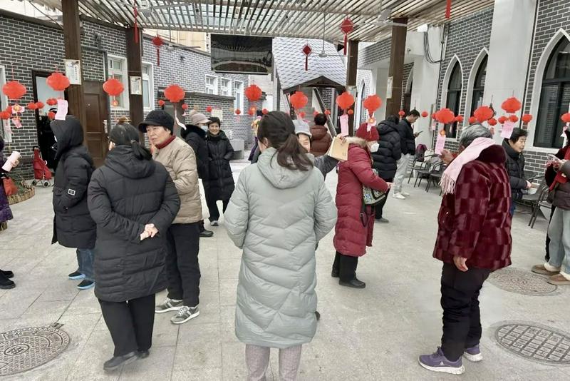 Before the Lantern Festival in 2025, congregants took part in guessing the lantern riddles at Renmin Road Church in Guancheng District, Zhengzhou City, Henan Province.
