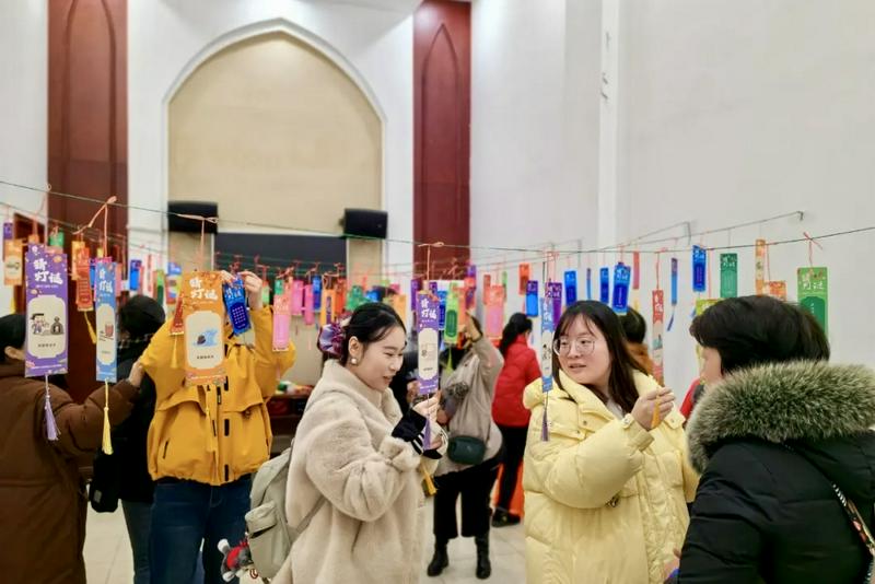 Believers guessed the lantern riddles during the celebration event for the Lantern Festival at Huigongqiao Church in Wuxi City, Jiangsu Province, on February 11, 2025, the eve of the Lantern Festival.