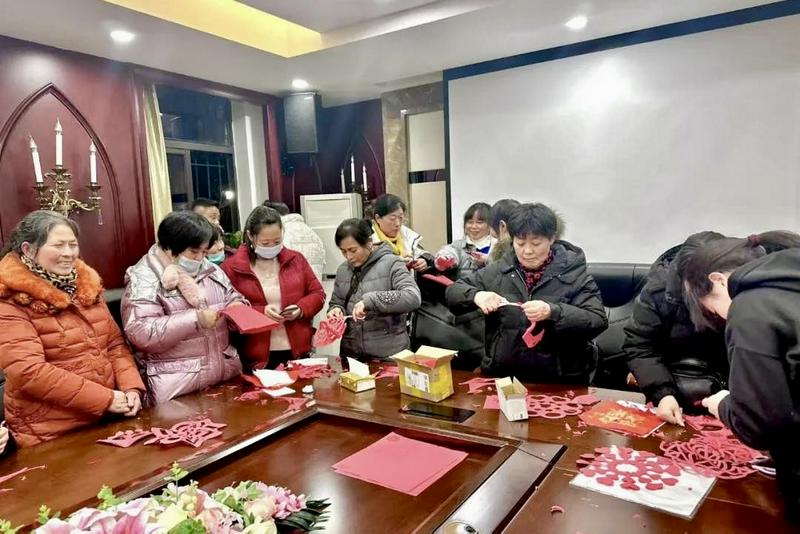 Congregants made festive paper-cutting pieces at the Lantern Festival celebration at Huigongqiao Church in Wuxi City, Jiangsu Province, on February 11, 2025, the eve of the Lantern Festival.