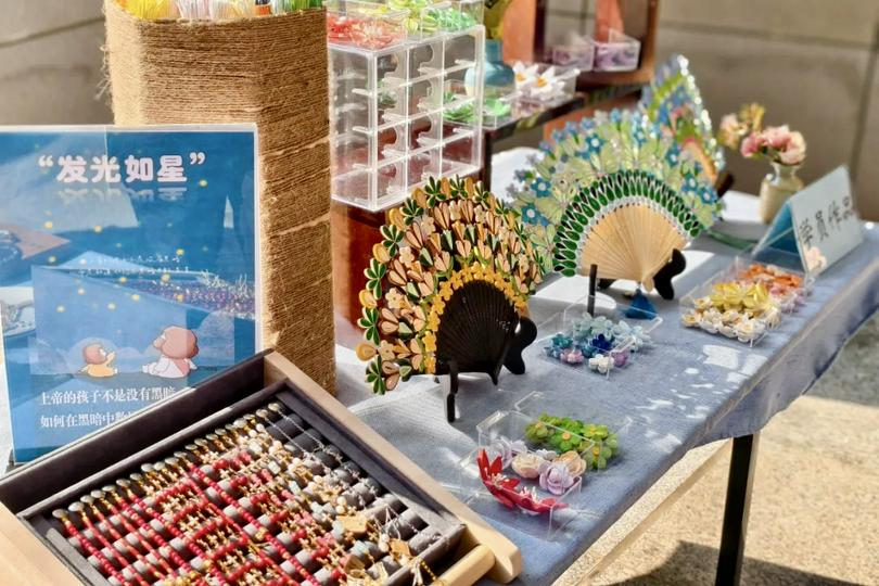 Quilling art pieces were showcased at an art exhibition held at Beichen Church in Kunming, Yunnan Province, on March 2, 2025.