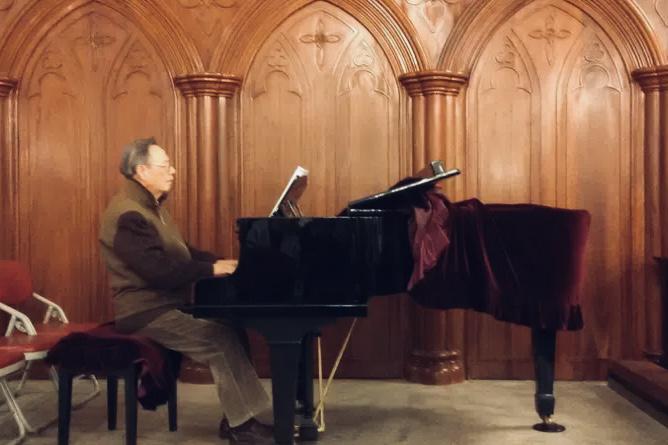 Rev. Lin Shengben gave a piano performance on an unknown day.