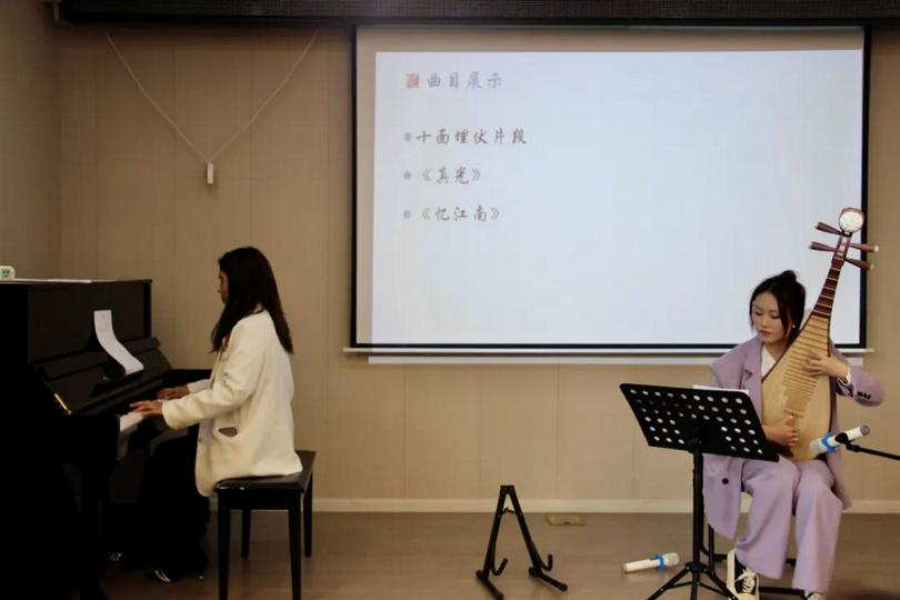 Instructor Wei Yitong performed two renowned pipa pieces at the opening ceremony for the pipa class at Trinity International Church in Kunming, Yunnan Province, on March 9, 2025.