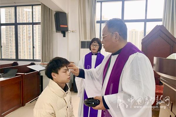 A pastor marked a believer's forehead with the sign of the cross using ashes during the Ash Wednesday event held at Jiangxi Bible School in Nanchang City, Jiangxi Province, on March 5, 2025.