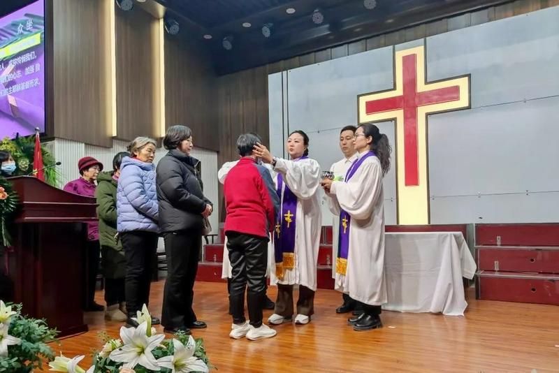 A pastor drew upon a believer's forehead in the sign of the cross with ashes during the Ash Wednesday event held at Renmin Road Church in Guancheng District, Zhengzhou City, Henan Province, on March 5, 2025.