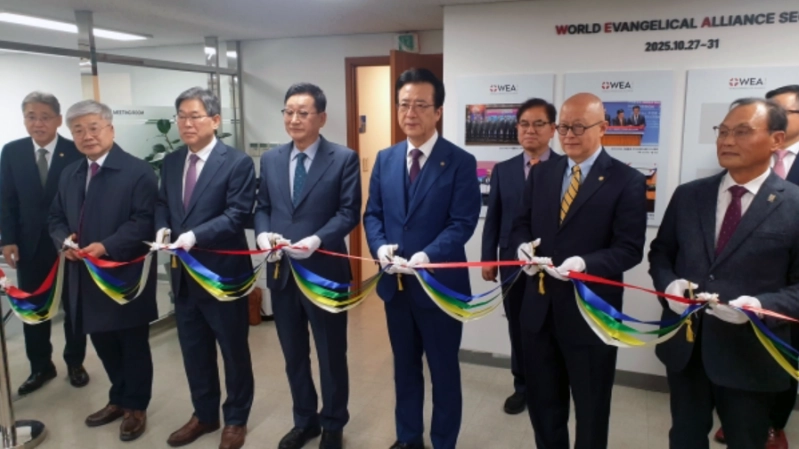 At the WEA Seoul General Assembly Office, located on the fifth floor of the International Discipleship Training Center, (from the far right in the front row) Dr. Jae-sung Kim, WEA Deputy Secretary-General Rev. Samuel Chiang, Rev. Jung-hyunOh, and Rev. Gye-heon Jeon are cutting the ribbon.