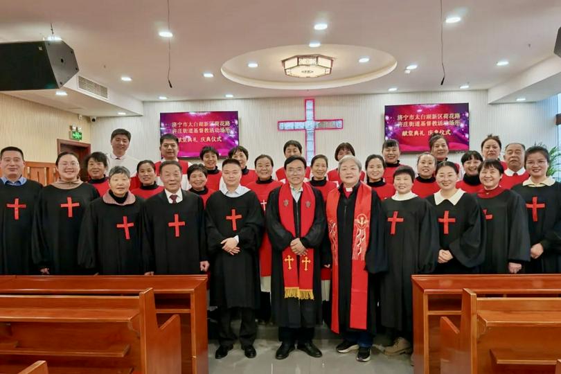 A commemorative photo was taken during the dedication ceremony for the new building of Huai'en Church in Taibai Lake New Area, Jining City, Shandong Province, on March 14, 2025.