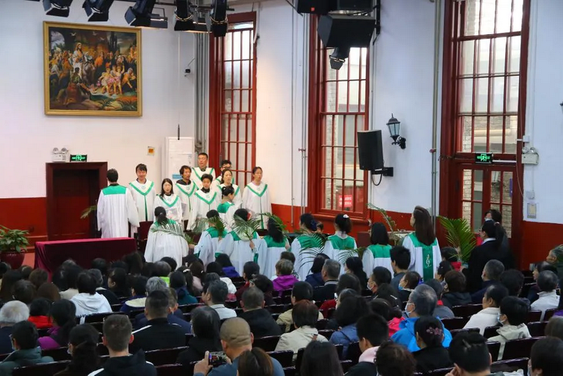 On April 13, 2025, believers dressed in traditional attire held a Palm Sunday procession at Gangwashi Church in Beijing.