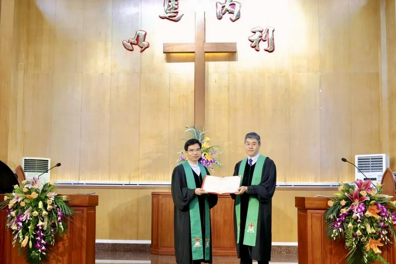 Rev. Guo Yun (right), chairperson of Guangzhou TSPM, presented the appointment certificate to Rev. He Shengdian (left), the new senior pastor of Henan Church  in Guangzhou City, Guangdong Province, on May 18, 2025.