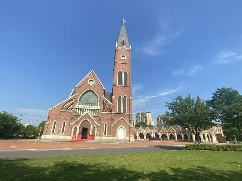 An exterior photo of the newly built Binjiang Church in Jingjiang, Jiangsu