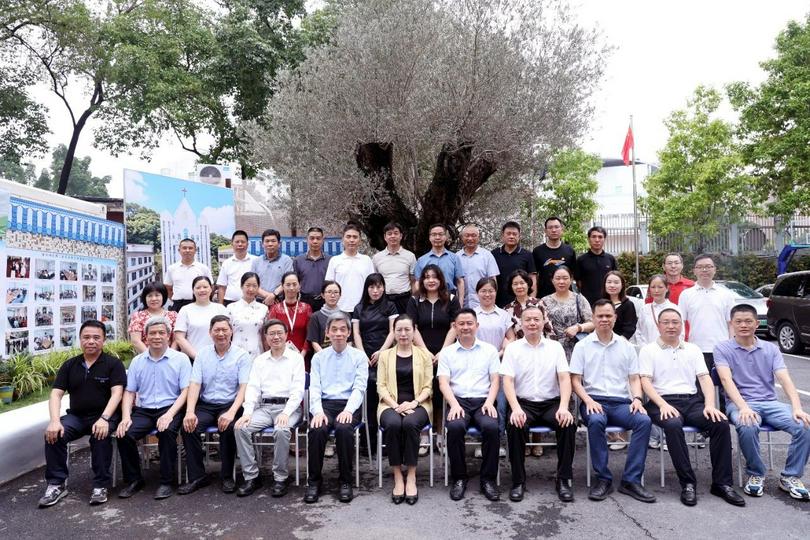 A commemorative photo was taken during the inaugural ceremony for the "Green and Beautiful Church" initiative at Bao'an Church in Shenzhen on May 29th.