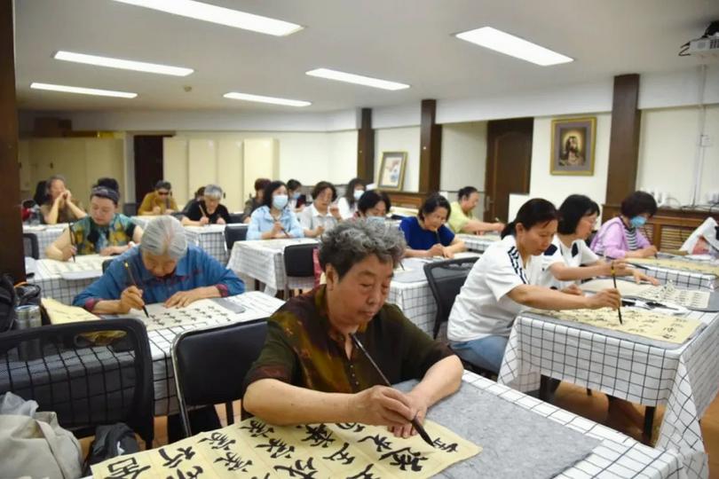 Elderly participants of the Senior Enrichment Program at Beijing Chongwenmen Church practiced calligraphy on an unknown day in the spring of 2025. 