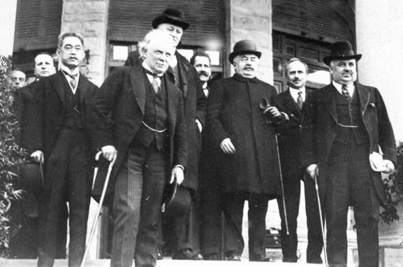 A commemorative photo was taken during the San Remo Conference at the Castle Devachan in San Remo, Italy, from April 19 to 26, 1920.