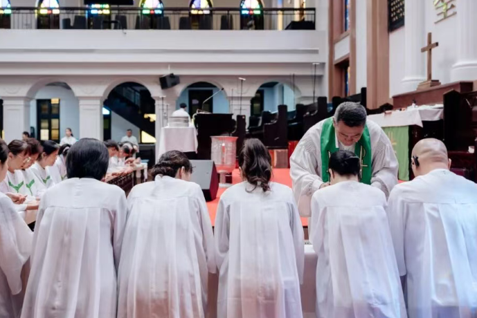 The congregation receives Holy Communion  during the Sunday worship and baptism service at Tian’an Church in Fuzhou, Fujian, on September 14, 2025.
