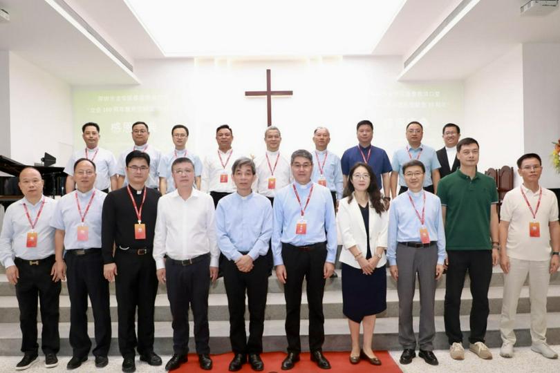 A group photo was taken on September 20, 2025, during the celebration of the 160th anniversary of Langkou Church and the 20th anniversary of its new building in Shenzhen, Guangdong.