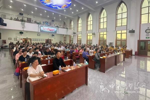 From September 15 to 16, 2025, the Meihekou Municipal CC&TSPM held a spiritual training session for leaders and deacons from various Christian venues in the city at Hongmei Town Church in Meihekou City, Jilin Province. 