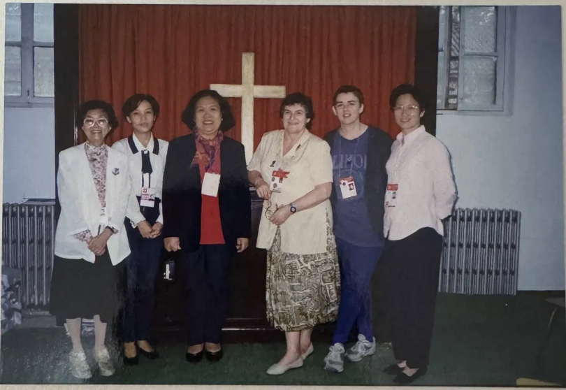 A group photo was taken during the United Nations Fourth World Conference on Women from September 4 to 15, 1995, in Beijing: the first on the left was Pastor Cao Shengjie, the second Pastor Li Yonghong, and the first on the right Pastor Gao Ying.  