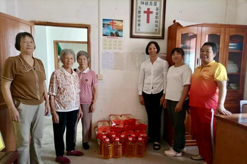 Gospel Church's staff visited elderly individuals living alone and needy families with daily necessities in Longchuan County, Heyuan City, Guangdong Province, from October 18-19, 2025.