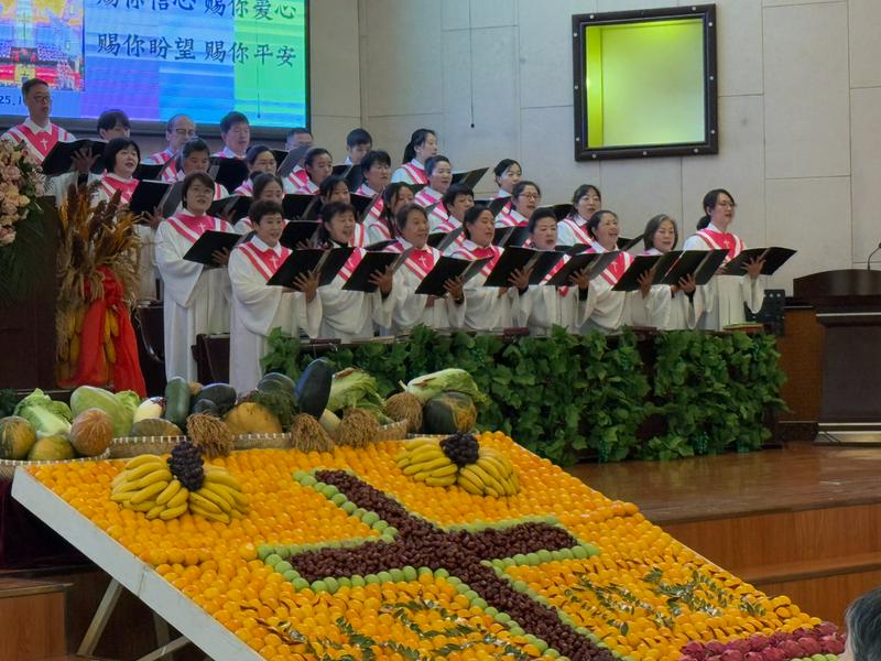On October 19, 2025, Xiwumalu Church in Changchun, Jilin Province, held an Autumn Harvest Thanksgiving service, with the church choir performing and the season’s harvest neatly displayed at the front of the stage.