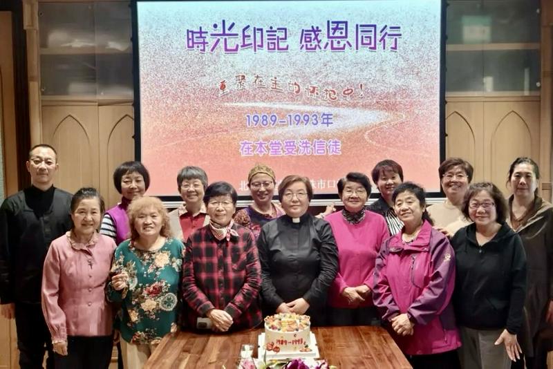 A commemorative photo was taken during the first "Time Imprints, Gratitude for the Journey" fellowship gathering at the Zhushikou Church in Beijing on April 27, 2025. 
