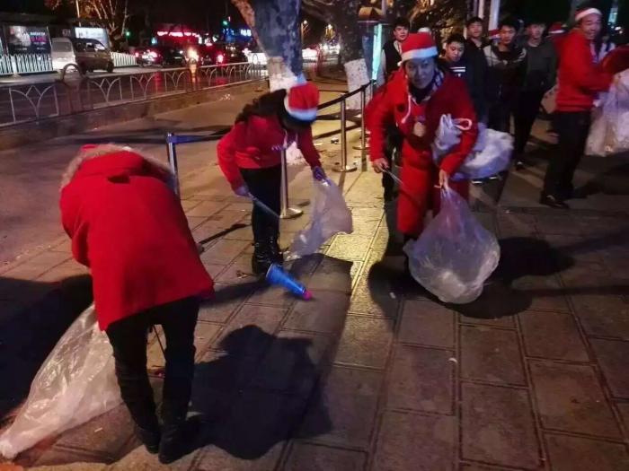 Kunming Shijicheng Church Cleaned Up Street Rubbish