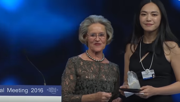 Yao Chen received the award from Hilde Schwab 