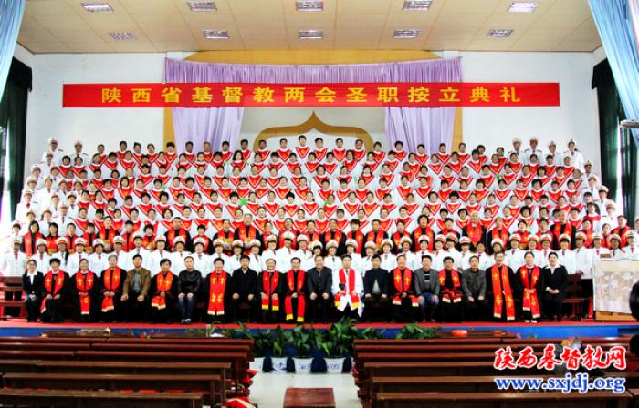 Ordinands with the choir and the band