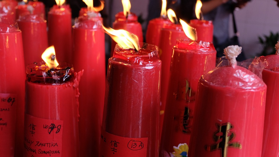 Qingming in China: burning joss candles to pay tribute to ancestors 