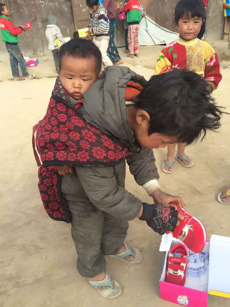 A child gets his new sneaker