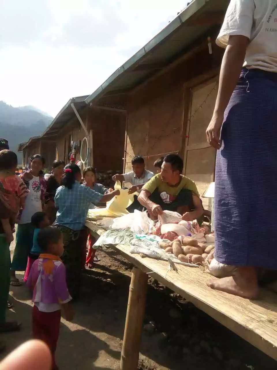 Burmese Refugees distribute goods