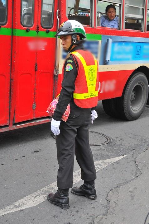 Traffic police saves cars from deep sinkhole: Lauded as Hero! 