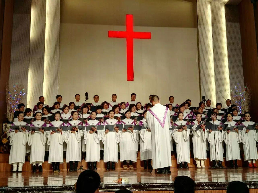 A choir presented choruses on the Christmas of last year