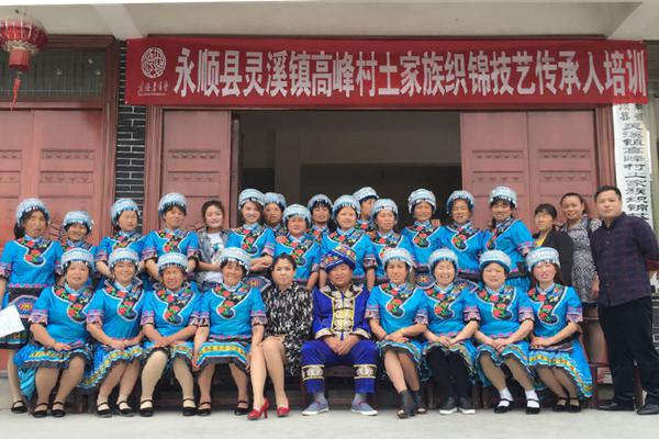 A training class fot the Art of the Tujia Brocade