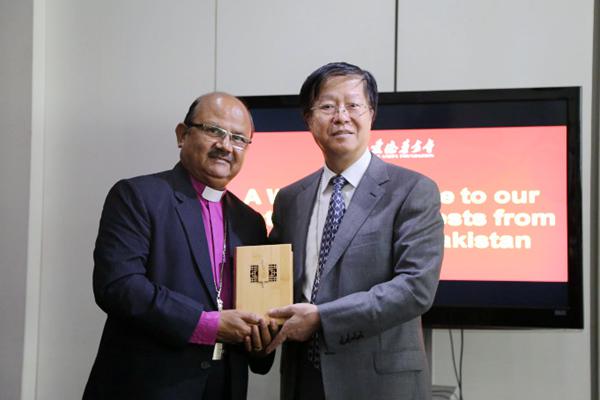 Samuel Azariah receives a jubilee bible by General Secretary Mr. Qiu Zhonghui.