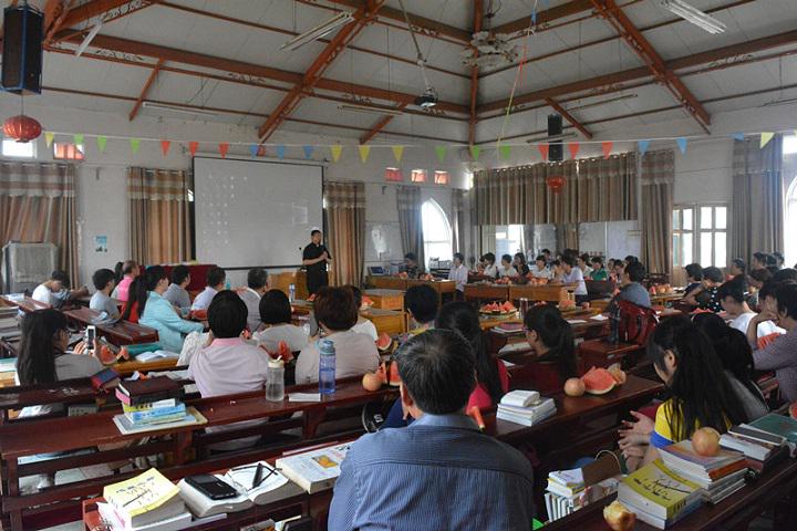 Rev. Ma speaks in an communication meeting with the seminary students