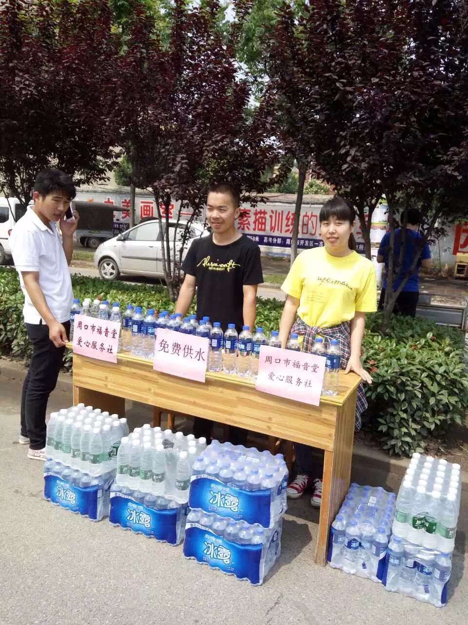 The volunteers from Zhoukou Gospel Church offer free bottled mineral water 
