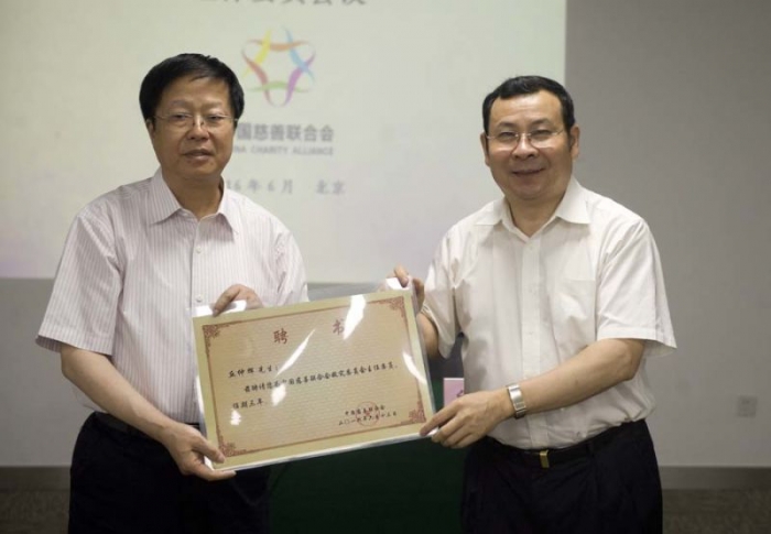 Xu Yongguang, the president of Narada Foundation, gave the appointment letter to Qiu Zhonghui