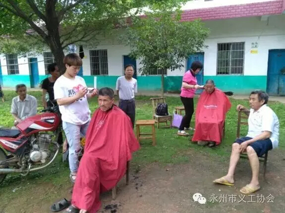 The volunteers cut the hair of seniors 