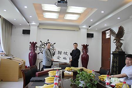  Rev. Zheng Bidao exchanges gifts with Henan CCC&TSPM