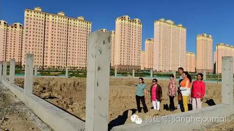 Rev. Han Ying leads the believers to pray at the construction site 