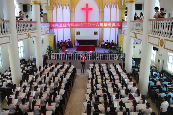 He'nan Bible School hold a commencement in the seminary chapel.