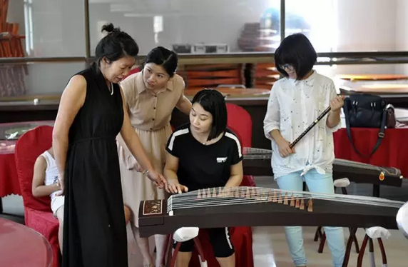 A music teacher teaches the student to play guzheng in the first study 