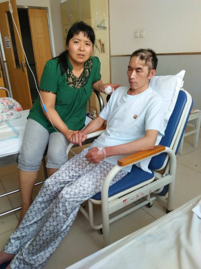 Sister Chu and her husband in the hospital 