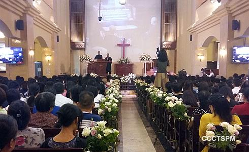 The pipe organ English concert held in the church 