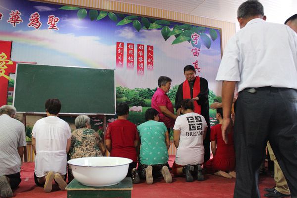 Rev. Ma Xin baptized the seekers 