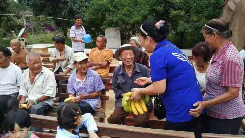 The believers from the church in Mile visit the leprosy survivors 