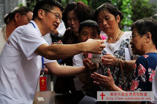 A co-worker of the website team introduces the church's official wechat account to the crowd