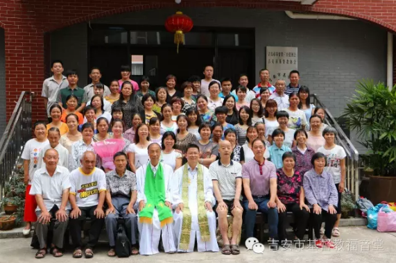 Group photo: the baptized believers and pastors