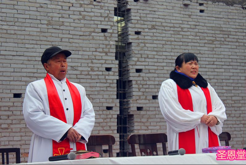 Elder Hu Junling (Right)