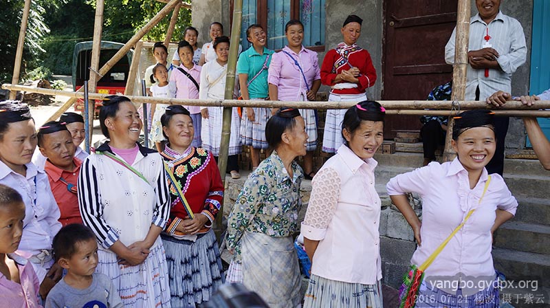 Steve with the Miao The Miao people are listening to Steve's talking (Photo provided to CCD)