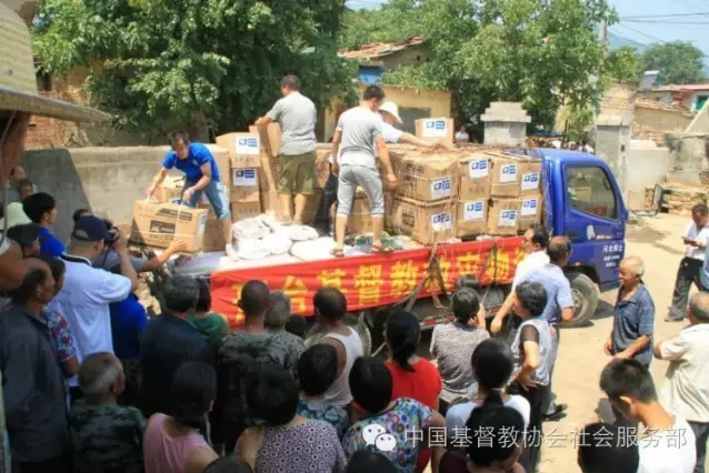 The church workers distribute the goods to the villagers 